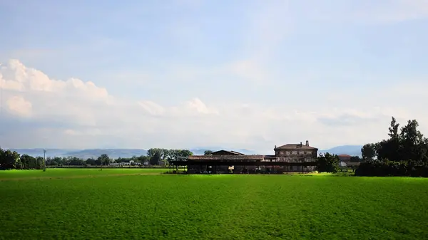 Sabah bulutlar mavi gök yeşil çayır mera perspektif