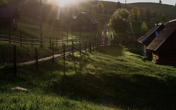 Sis dağlar evde sabah güneş ışınları