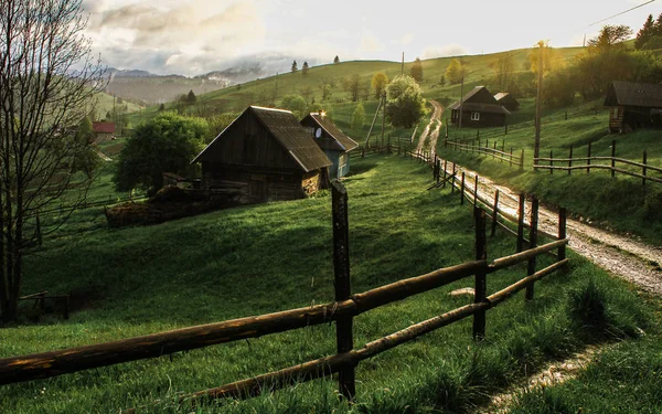 Sis dağlar evde sabah güneş ışınları