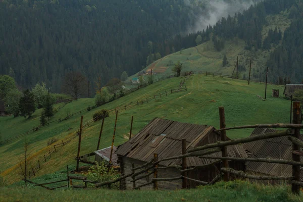 Ochtendzon stralen in het huis van de bergen mist — Stockfoto