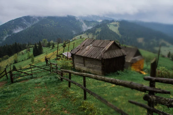Ochtendzon stralen in het huis van de bergen mist — Stockfoto