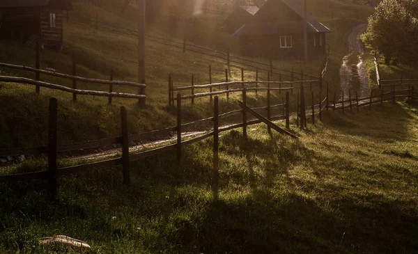 Raios de sol da manhã na casa de montanhas de nevoeiro — Fotografia de Stock