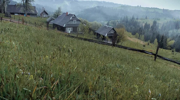 Ranní slunce paprsky v domě horách mlha — Stock fotografie