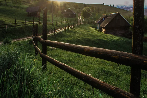 Raios de sol da manhã na casa de montanhas de nevoeiro — Fotografia de Stock