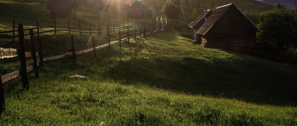 Sis dağlar evde sabah güneş ışınları