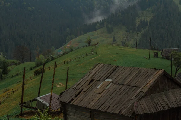 Sis dağlar evde sabah güneş ışınları