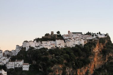 Eski şehir dağ günbatımı beyaz evler
