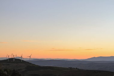 gün batımında dağlar'daki yel değirmenleri