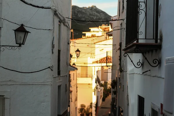 Calle estrecha de la ciudad vieja, linterna romántica — Foto de Stock