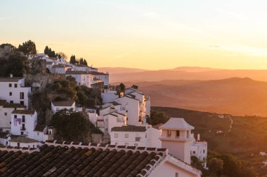 Eski şehir dağ günbatımı beyaz evler