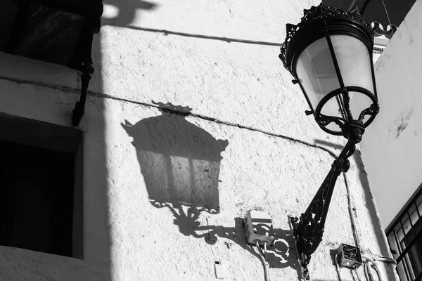 Strada stretta della città vecchia, lanterna romantica — Foto Stock
