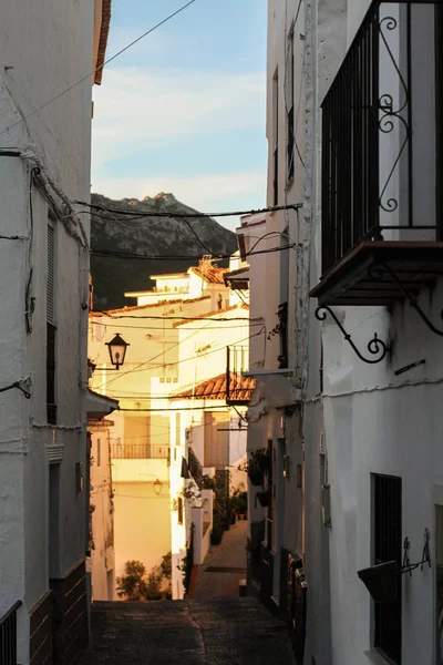 Wąska ulica starego miasta, romantyczny latarnia — Zdjęcie stockowe