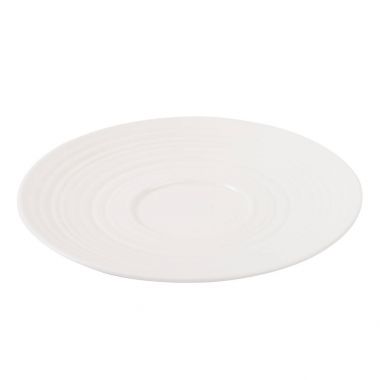 Beyaz bir arka plan üzerinde lüks güzel beyaz seramik tabak