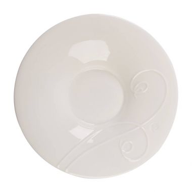 Beyaz bir arka plan üzerinde lüks güzel beyaz seramik tabak