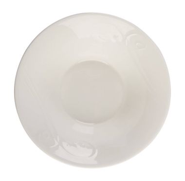 Beyaz bir arka plan üzerinde lüks güzel beyaz seramik tabak