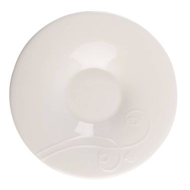 Beyaz bir arka plan üzerinde lüks güzel beyaz seramik tabak