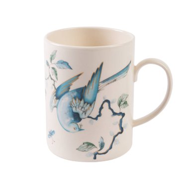 Beyaz arka plan üzerinde izole mavi desenleri ile beyaz kupa