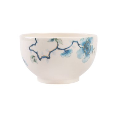 Beyaz arka plan üzerinde izole mavi desenleri ile beyaz kupa