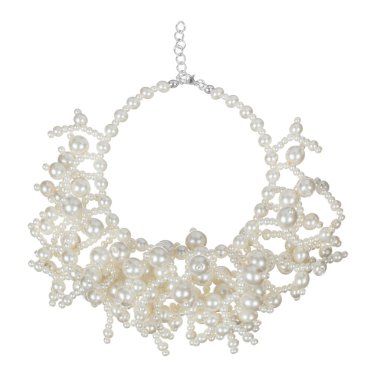 Zincirler, inci, beyaz bir arka plan üstündeki güzel lüks büyük kadın izole beyaz kolye