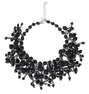 Zincirler, inci, beyaz bir arka plan üstündeki güzel lüks büyük kadın izole siyah ve gümüş kolye