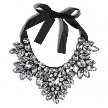 Güzel lüks büyük kadın kolye siyah ve gümüş izole zincirleri, kristaller, boncuklar, beyaz arka plan şeritler