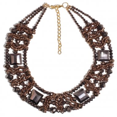 Güzel lüks büyük kadının bronz kolye yapılmış zincirleri, kristaller, beyaz bir arka plan üstündeki izole