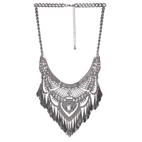 Güzel lüks büyük kadının izole gümüş kolye yapılmış zincirleri, kristaller, beyaz zemin üzerine boncuk