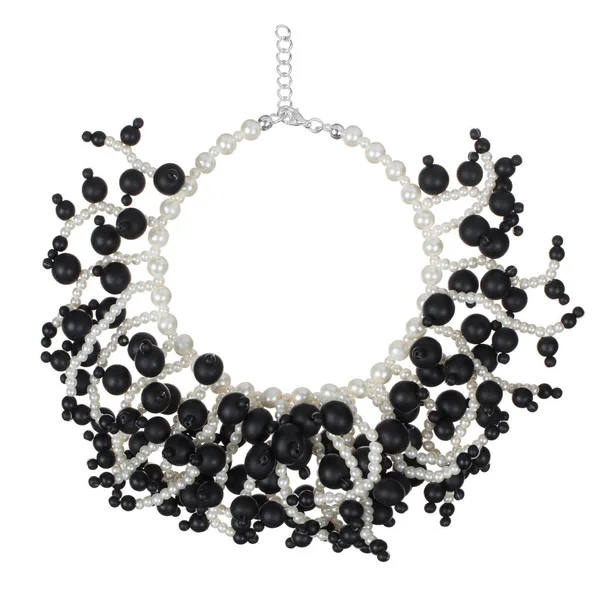 Zincirler, inci, beyaz bir arka plan üstündeki güzel lüks büyük kadın izole siyah ve beyaz kolye