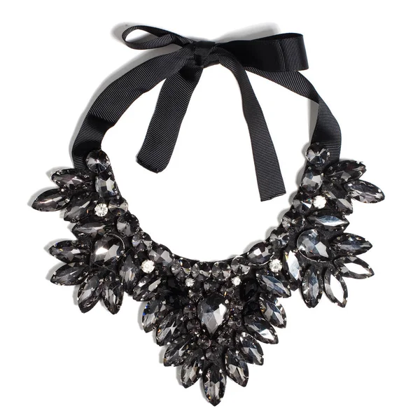 Belo luxuoso colar preto feminino maciço isolado de correntes, cristais, contas, fitas no fundo branco — Fotografia de Stock