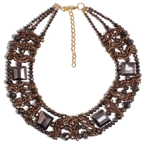 Güzel lüks büyük kadının bronz kolye yapılmış zincirleri, kristaller, beyaz bir arka plan üstündeki izole