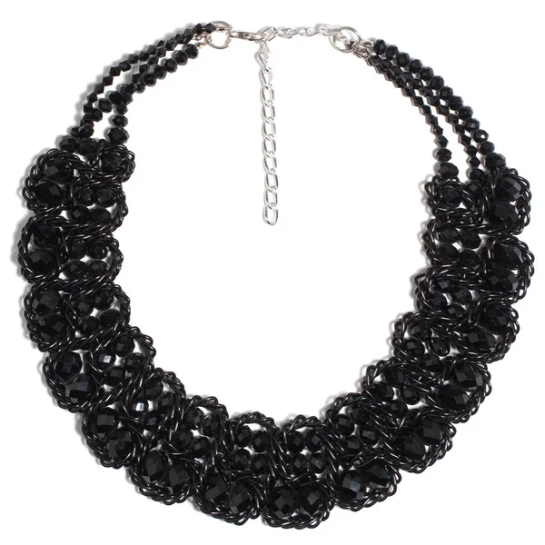 Güzel lüks büyük kadının izole siyah kolye yapılmış zincirleri, kristaller, beyaz zemin üzerine boncuk