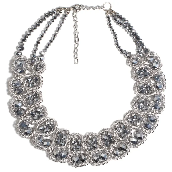 Güzel lüks büyük kadının izole gümüş kolye yapılmış zincirleri, kristaller, beyaz zemin üzerine boncuk