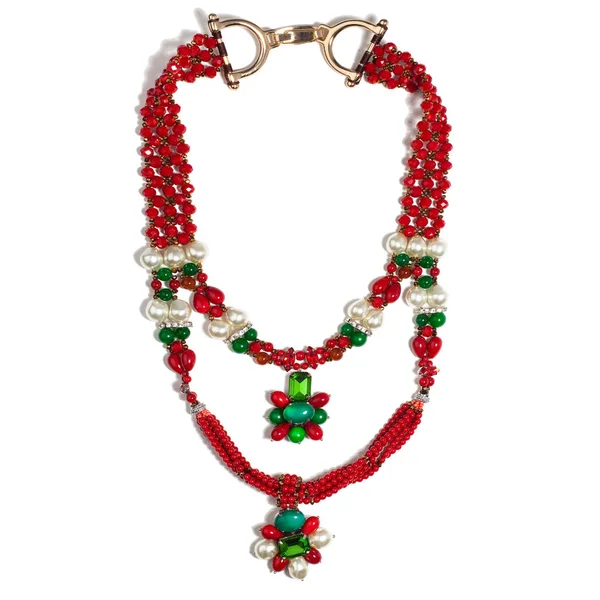 Güzel lüks büyük kadının izole kırmızı ve yeşil kolye yapılmış zincirleri, kristaller, beyaz zemin üzerine boncuk