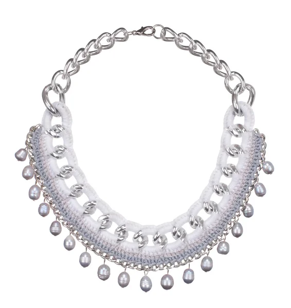 Zincirlerinden, kristaller, boncuklar, izole güzel lüks kadın büyük beyaz ve gümüş kolye beyaz arka plan üzerinde şerit