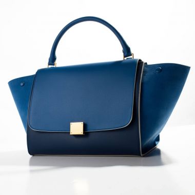 Deri lüks mavi çanta beyaz zemin üzerine altın aksesuarlar ile