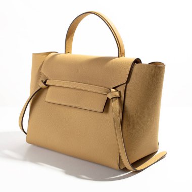 Beyaz bir arka plan bej lüks deri çanta