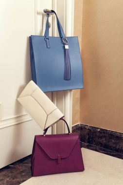 Güzel lüks deri kadın mavi, bej ve mor çanta tartmak kapı kolu, yere yat
