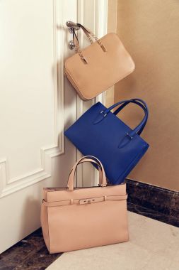 Güzel lüks deri kadın mavi, bej ve kahverengi çanta tartmak kapı kolu, yere yat