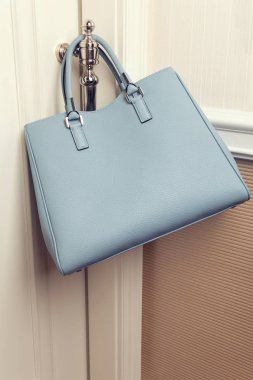 Güzel lüks deri bayanlar mavi çanta kapı kolu üzerinde ağırlığında