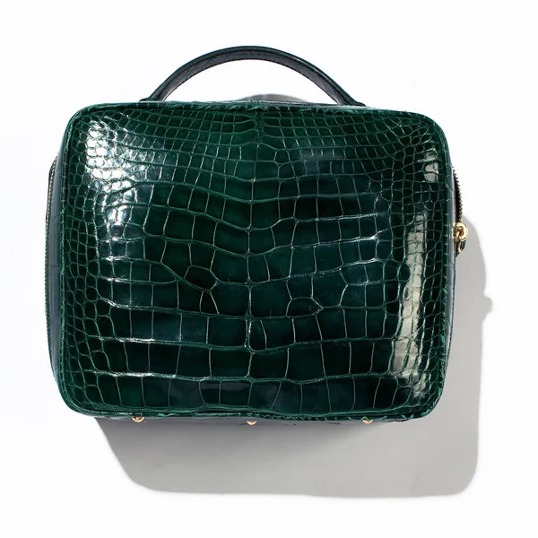 Luxury bella borsa in pelle di coccodrillo verde su uno sfondo bianco — Foto Stock