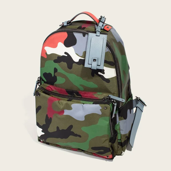 Beyaz arka plan üzerinde lüks sırt çantası askeri baskı ile — Stok fotoğraf