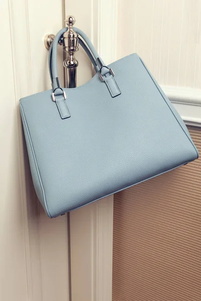 Güzel lüks deri bayanlar mavi çanta kapı kolu üzerinde ağırlığında