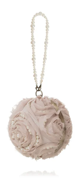 Egy gyönyörű luxus fényes bézs táskába labda anyagból készült Gyöngynyaklánc és gyöngy fehér alapon — Stock Fotó