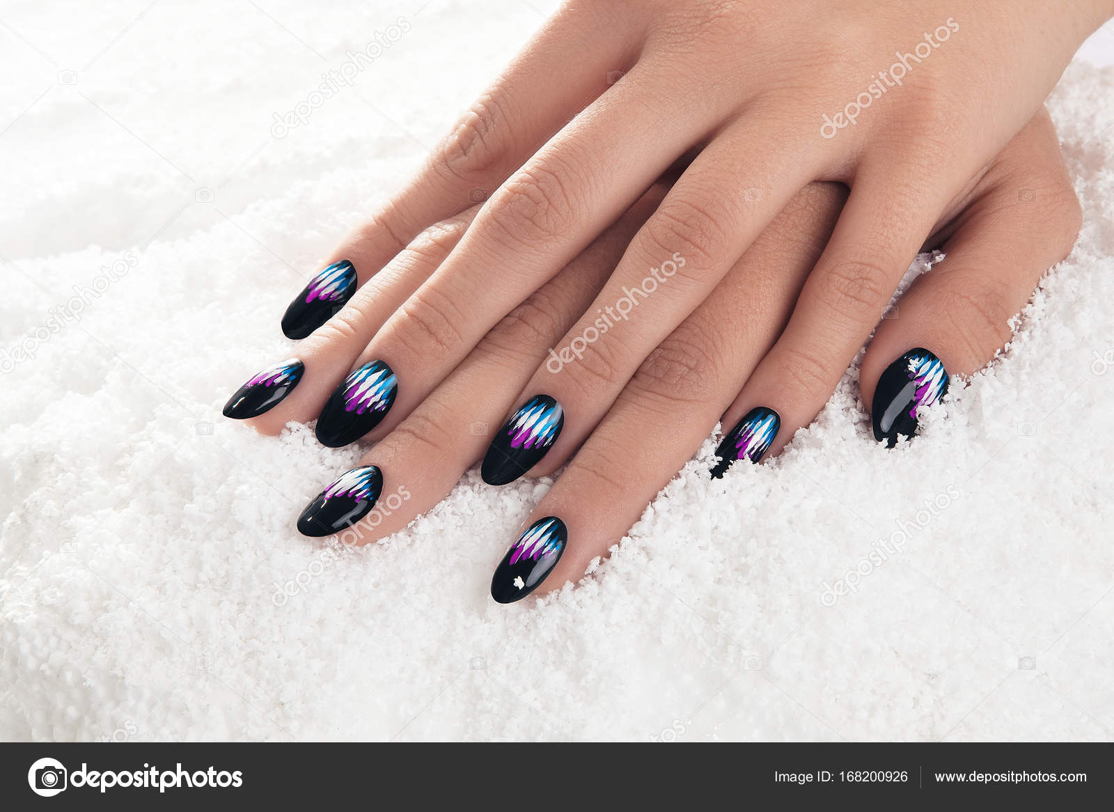 爪冬雪に黒いマニキュアで手のクローズ アップ ストック写真
