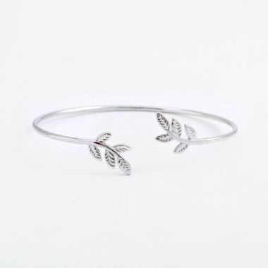 Yaprakları ve taşlar ve kristaller gri bir arka plan üzerinde lüks ince güzel gümüş bileklik