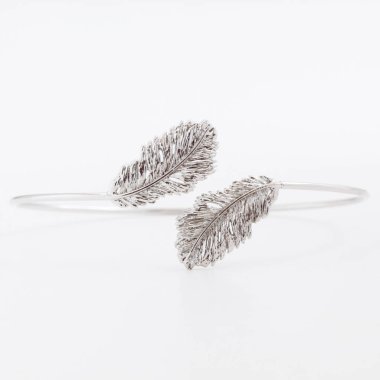 Tüylü gri bir arka plan üzerinde lüks ince güzel gümüş bileklik