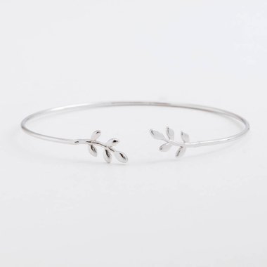 Lüks ince güzel gümüş bilezik ile gri bir arka plan üzerinde bırakır