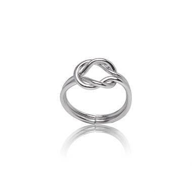 Beyaz bir arka plan üzerinde lüks gümüş takı ring