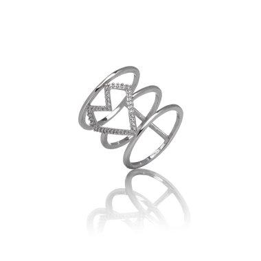 Beyaz bir arka plan üzerinde kristalleri ile lüks gümüş takı ring