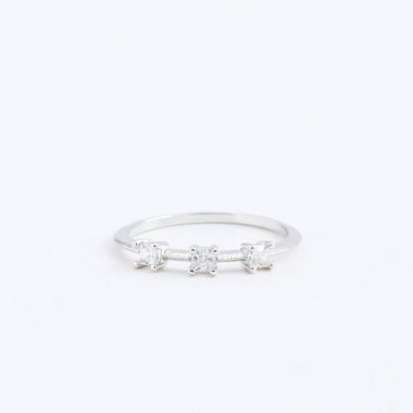 Şeffaf kristal, gri bir arka plan üzerinde rhinestones damla ile lüks gümüş takı ring